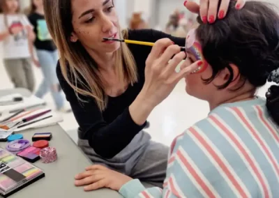 Visiteurs du Printemps Festif et Créatif à Mallemort, Stand "Maquillage"