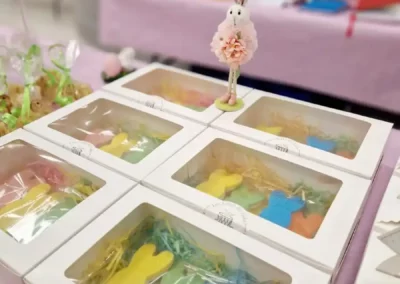 Visiteurs du Printemps Festif et Créatif à Mallemort, stant "Gato de lolo"